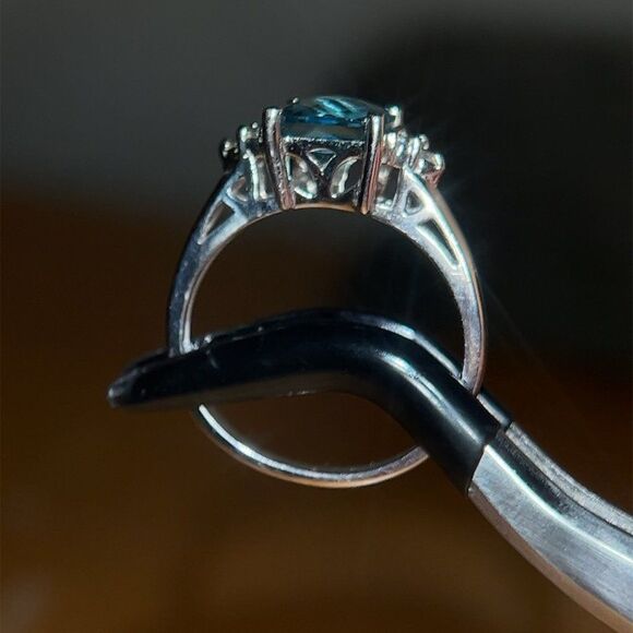 14k London Topaz / 6 Diamonds Ring - Picture 5 of 11